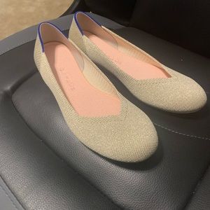 Platinum metallic gold shimmer Rothy’s size 7